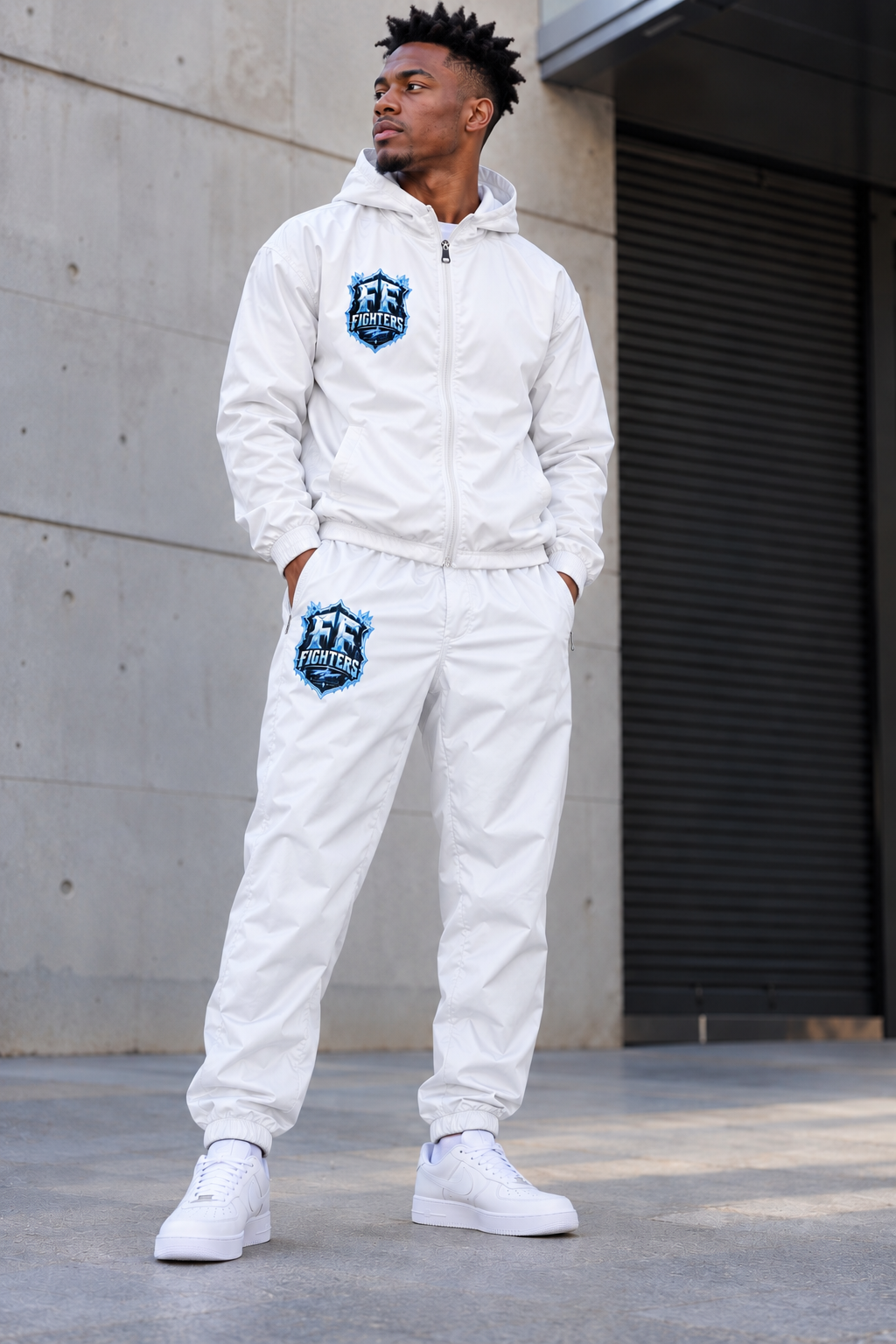 Homme portant le coupe-vent blanc et le pantalon survêtement blanc Fruits Fighters avec logo