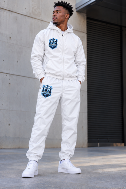 Homme portant le coupe-vent blanc et le pantalon survêtement blanc Fruits Fighters avec logo