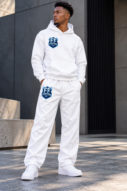 Homme portant le hoodie blanc et le pantalon blanc Fruits Fighters avec logo