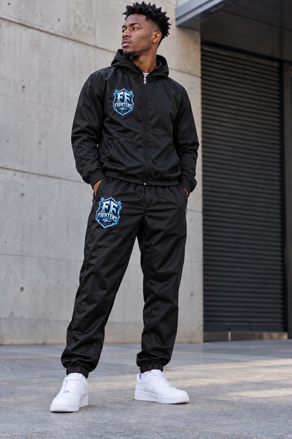 Homme portant le coupe-vent noir et le pantalon survêtement noir Fruits Fighters avec logo