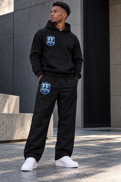 Homme portant le hoodie noir et le pantalon noir Fruits Fighters avec logo